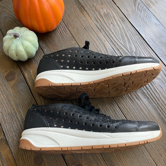 Patricia Nash black leather sneaker - Picture 4 of 8